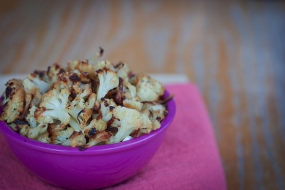 Healthy Cauliflower Popcorn / Kettle Corn A bowl of cauliflower popcorn.