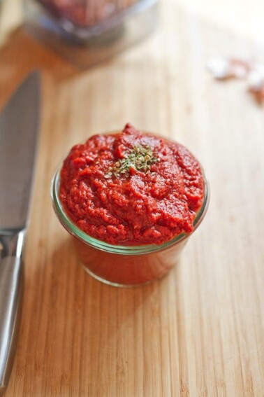 No Cook Blender Pizza Sauce in a weck jar on a cutting board.