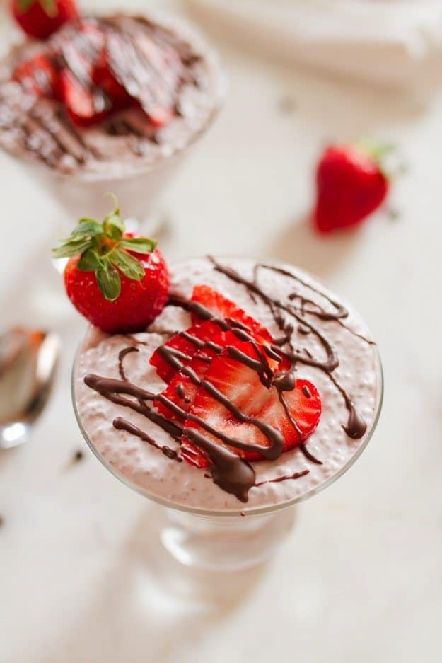 Chocolate Covered Strawberry Chia Pudding with creamy coconut milk, strawberries and a chocolate drizzle. Chocolate covered strawberry chia pudding drizzled with chocolate and topped with fresh strawberries.