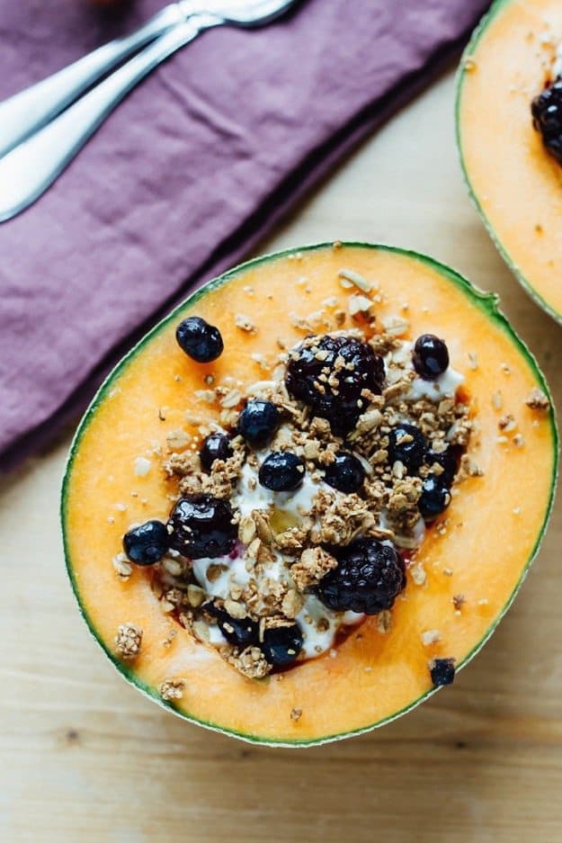 Pin this image to save these delicious Cantaloupe Breakfast Bowls with Greek Yogurt, Berries, Granola and Honey! Cantaloupe Breakfast Bowls with Greek Yogurt, Berries, Granola and Honey