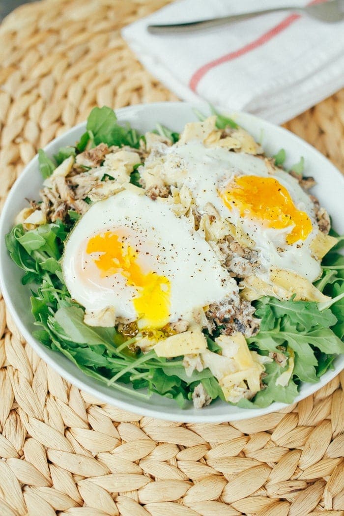 A quick and simple low-carb paleo breakfast salad with sardines, artichokes and eggs, baked and served over fresh arugula. A quick and simple low-carb paleo breakfast salad with sardines, artichokes and eggs, baked and served over fresh arugula.