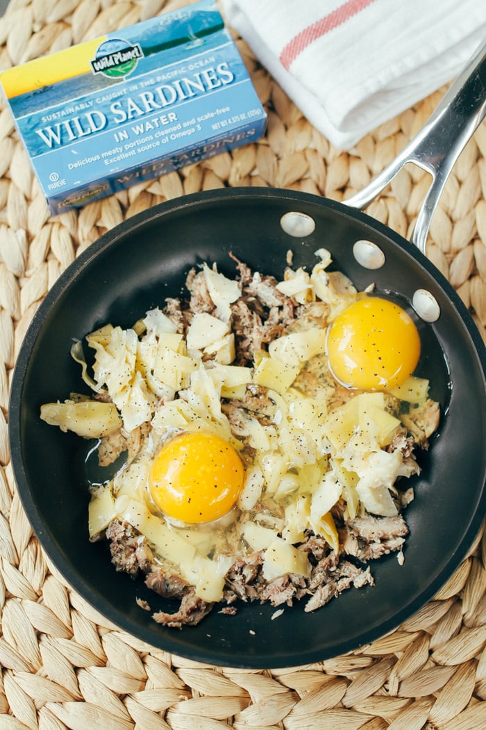 A quick and simple protein-packed paleo breakfast recipe with sardines, artichokes and eggs, baked and served over fresh arugula. A quick and simple protein-packed paleo breakfast recipe with sardines, artichokes and eggs, baked and served over fresh arugula.