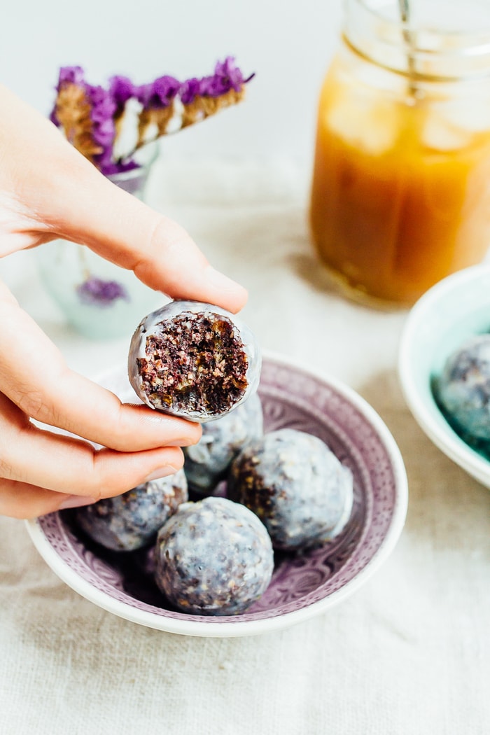 No Bake Blueberry Muffin Donut Holes with a coconut maple glaze. They’re vegan, gluten-free and absolutely delicious. No Bake Blueberry Muffin Donut Holes with a coconut maple glaze. They’re vegan, gluten-free and absolutely delicious.