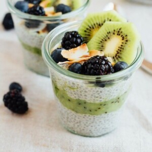 Kiwi chia pudding topped with kiwi slices, fresh blackberries and toasted coconut.