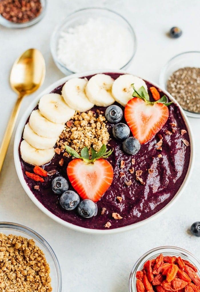 PIN THIS--> Wild Maqui Berry Smoothie Bowl Thick and satisfying MAQUI BERRY smoothie bowl. // Loaded with antioxidants and absolutely delicious.