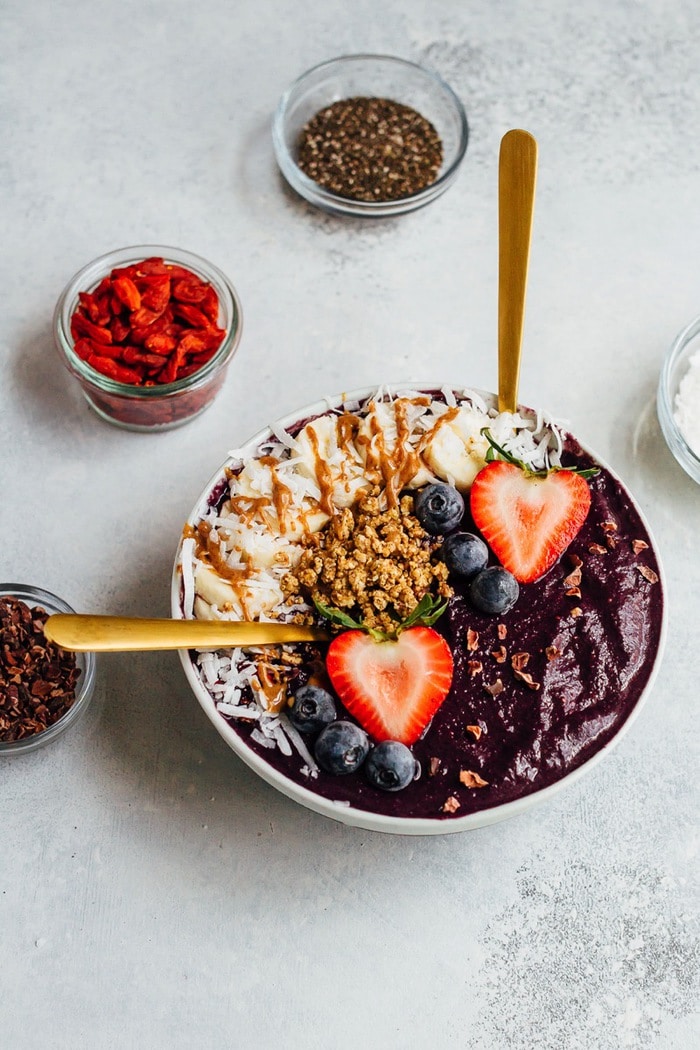 PIN THIS--> Wild Maqui Berry Smoothie Bowl This thick and satisfying maqui berry smoothie bowl is loaded with antioxidants and offers the perfect combo of macronutrients without a ton of sugar.