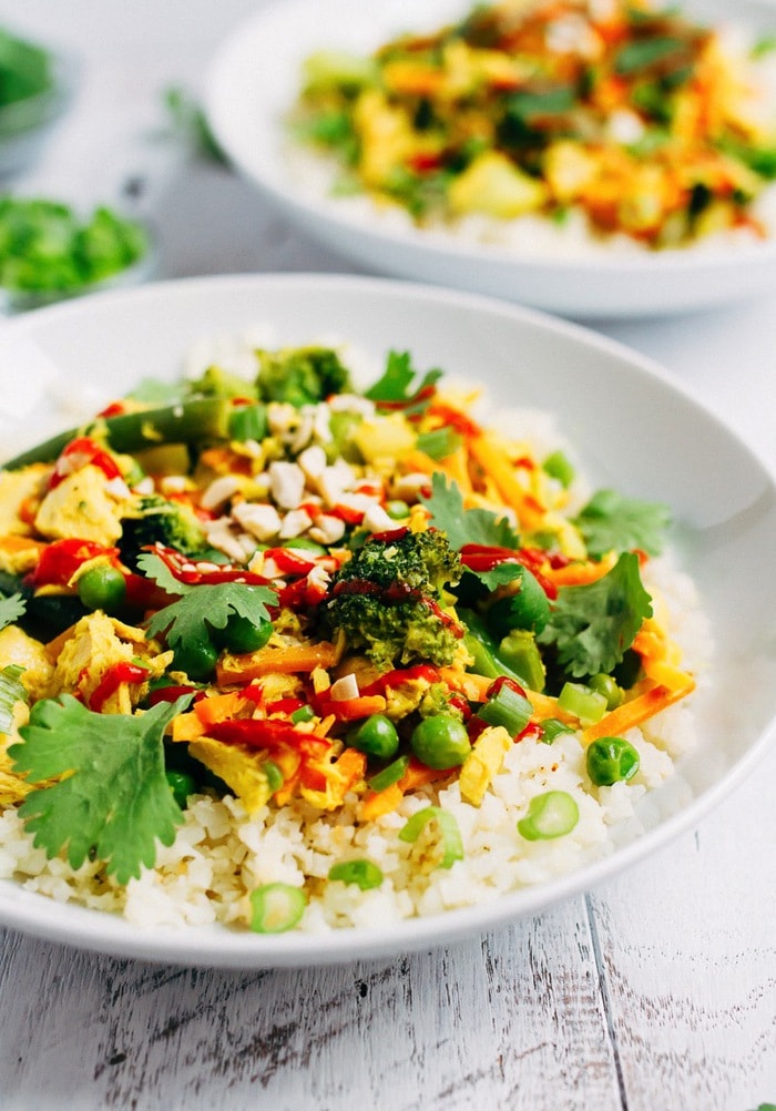 PIN THIS--> Tuna Curry Bowl with Cauliflower Rice Tuna curry with cauliflower rice bowl topped with green veggies, cilantro and a drizzle of sriracha.