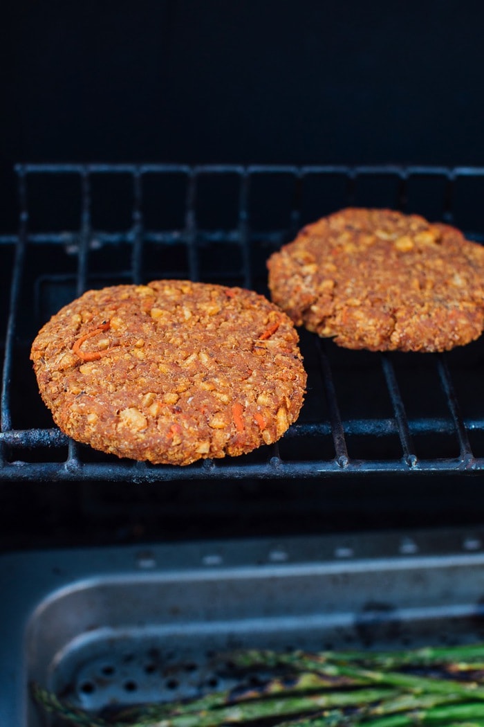 PIN THIS --> Veggie burgers you can cook on the grill! Tempeh burgers on the grill