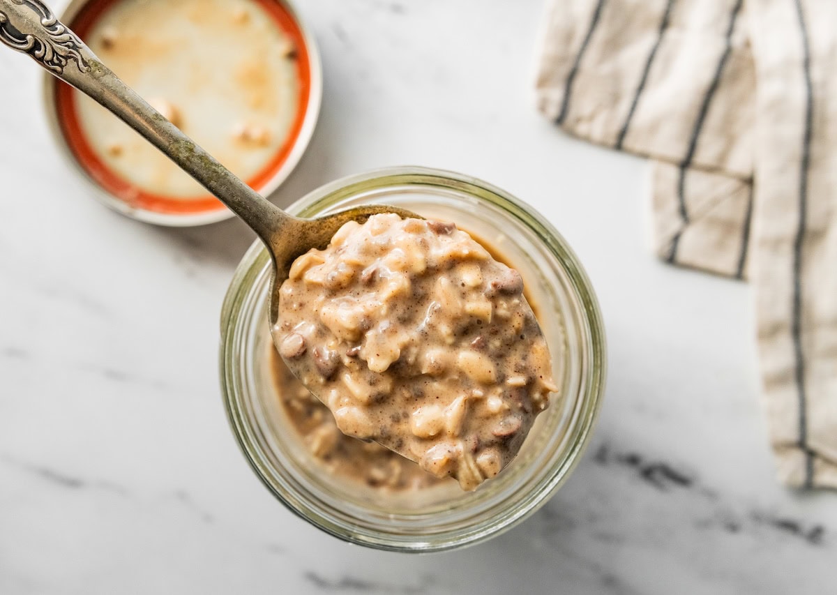 Creamy cookie dough oats Creamy cookie dough overnight oats in a glass jar with chocolate chips and cinnamon.